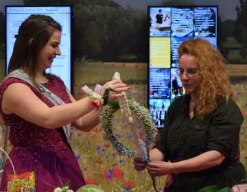 Floristenmeisterin Lily Beelen zeigt am Stand der LEADER-Region "Leistende Landschaft e.V." auf der IGW in Berlin was sich aus Blumen alles machen lässt Floristenmeisterin Lily Beelen zeigt am Stand der LEADER-Region "Leistende Landschaft e.V." auf der IGW in Berlin was sich aus Blumen alles machen lässt